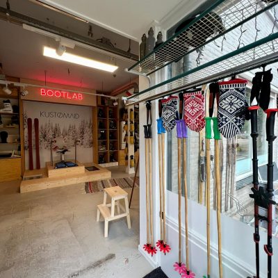 Handgemaakte bamboe skistokken uit de werkplaats van Kustomaid